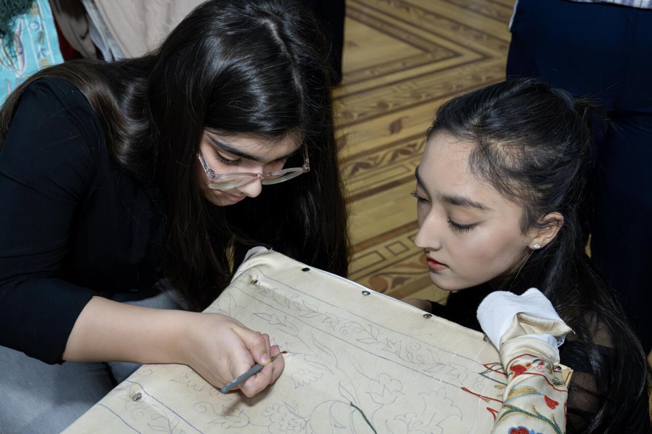 "Рождение сюзане" - в Баку познакомились с древней узбекской техникой вышивки