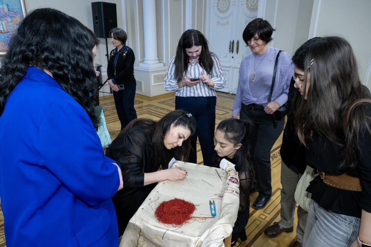"Рождение сюзане" - в Баку познакомились с древней узбекской техникой вышивки