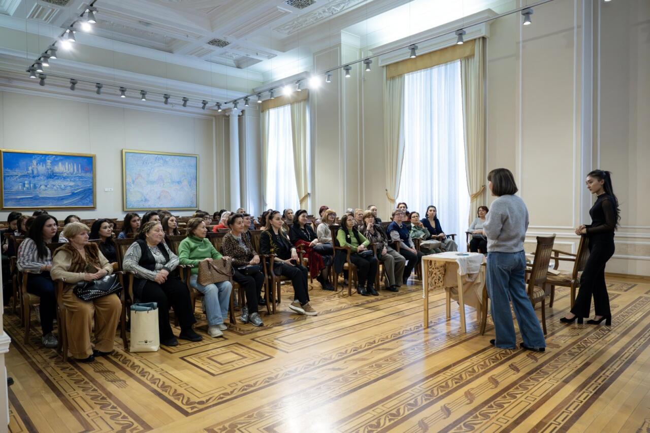 "Рождение сюзане" - в Баку познакомились с древней узбекской техникой вышивки
