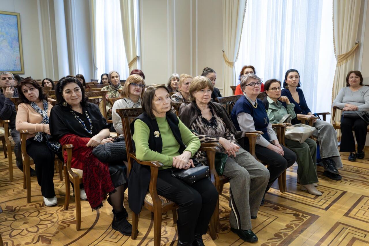 "Рождение сюзане" - в Баку познакомились с древней узбекской техникой вышивки