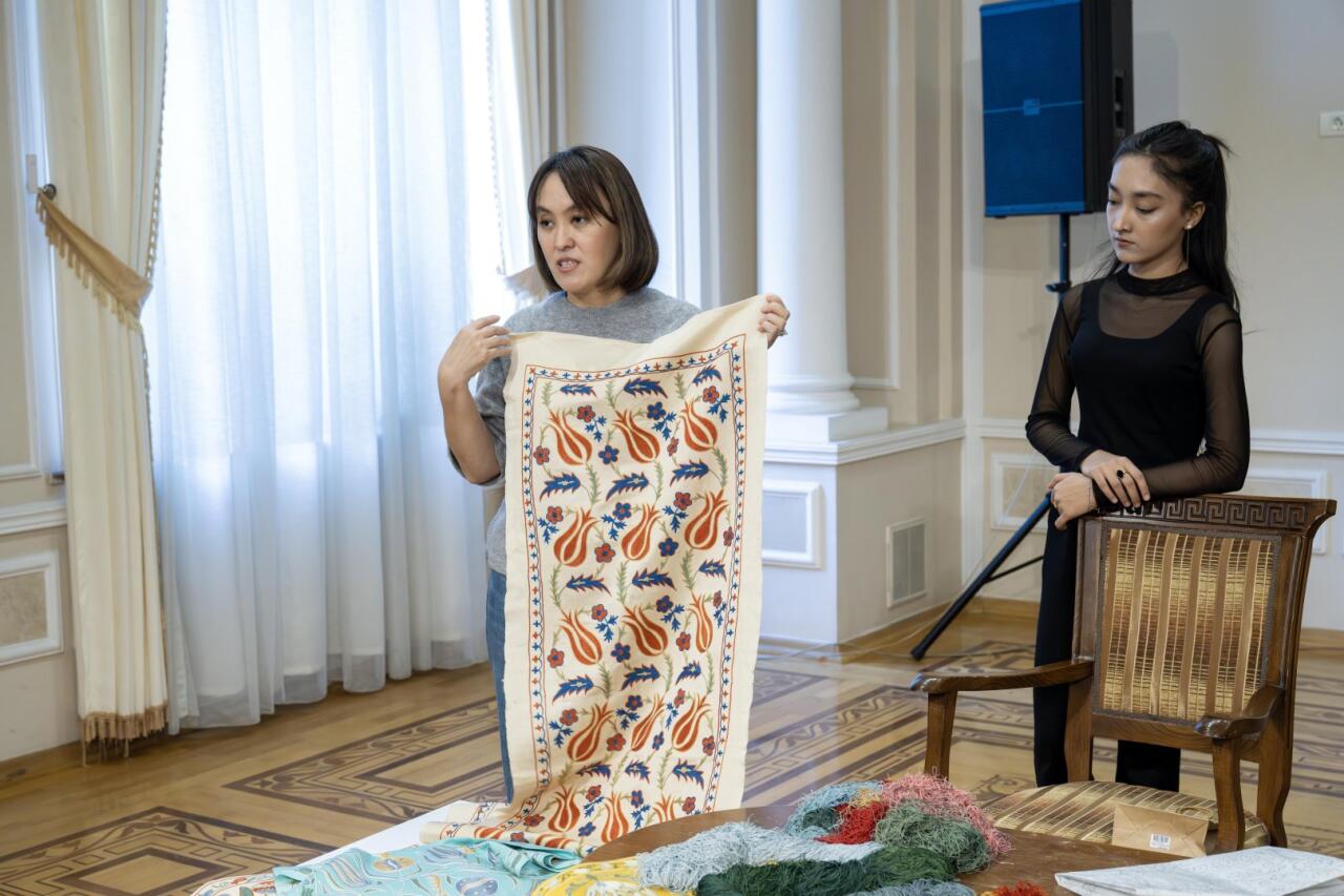 "Рождение сюзане" - в Баку познакомились с древней узбекской техникой вышивки