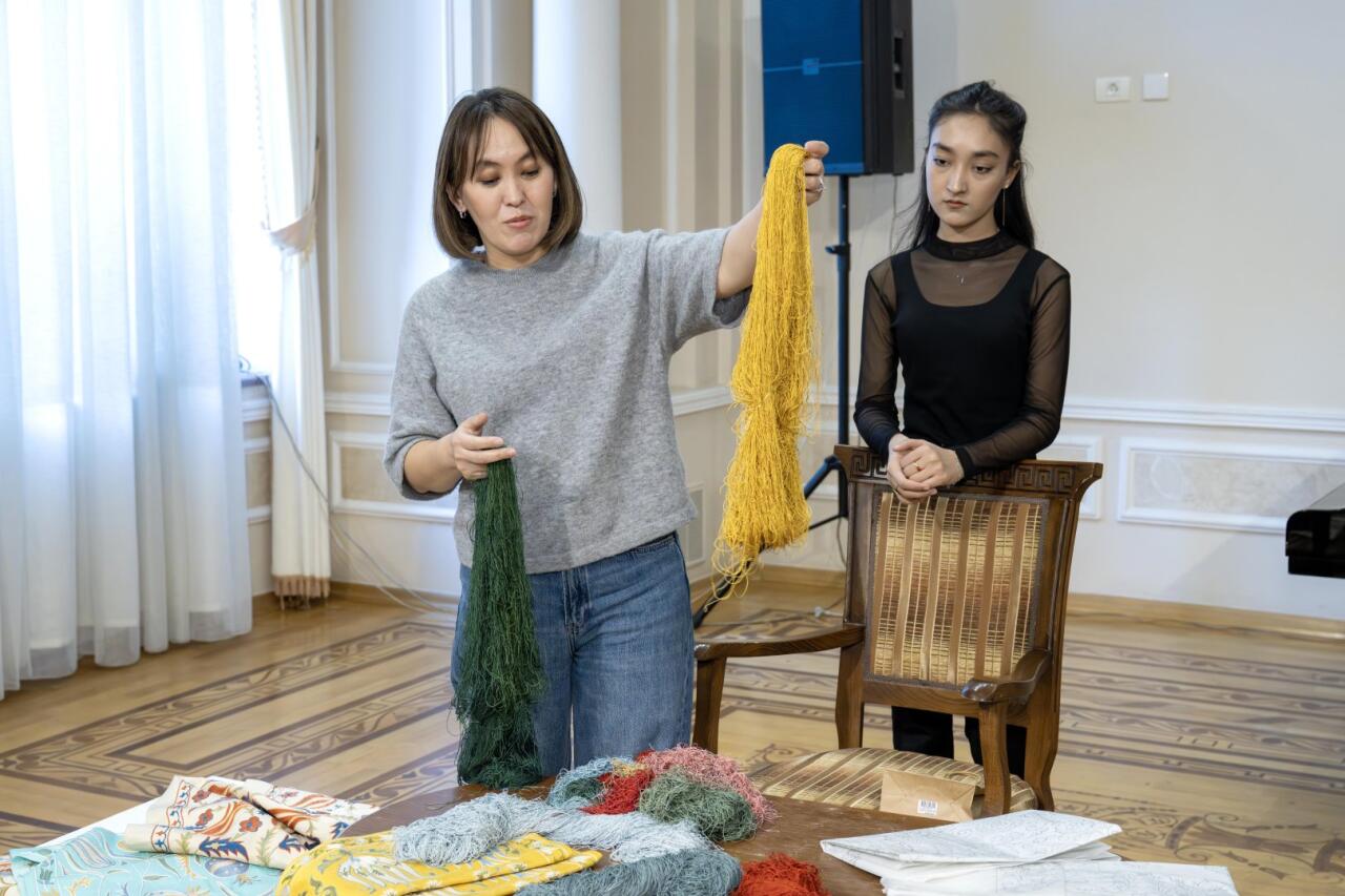 "Рождение сюзане" - в Баку познакомились с древней узбекской техникой вышивки