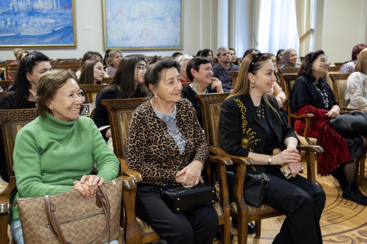 "Рождение сюзане" - в Баку познакомились с древней узбекской техникой вышивки