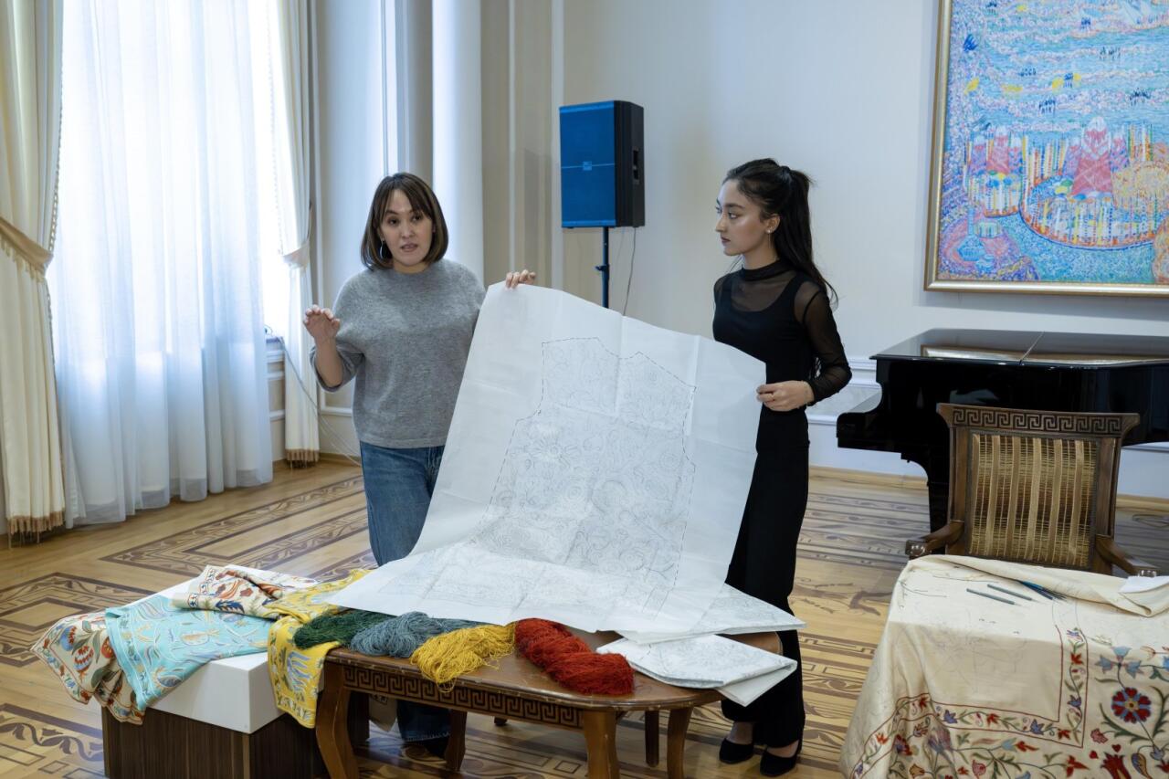 "Рождение сюзане" - в Баку познакомились с древней узбекской техникой вышивки