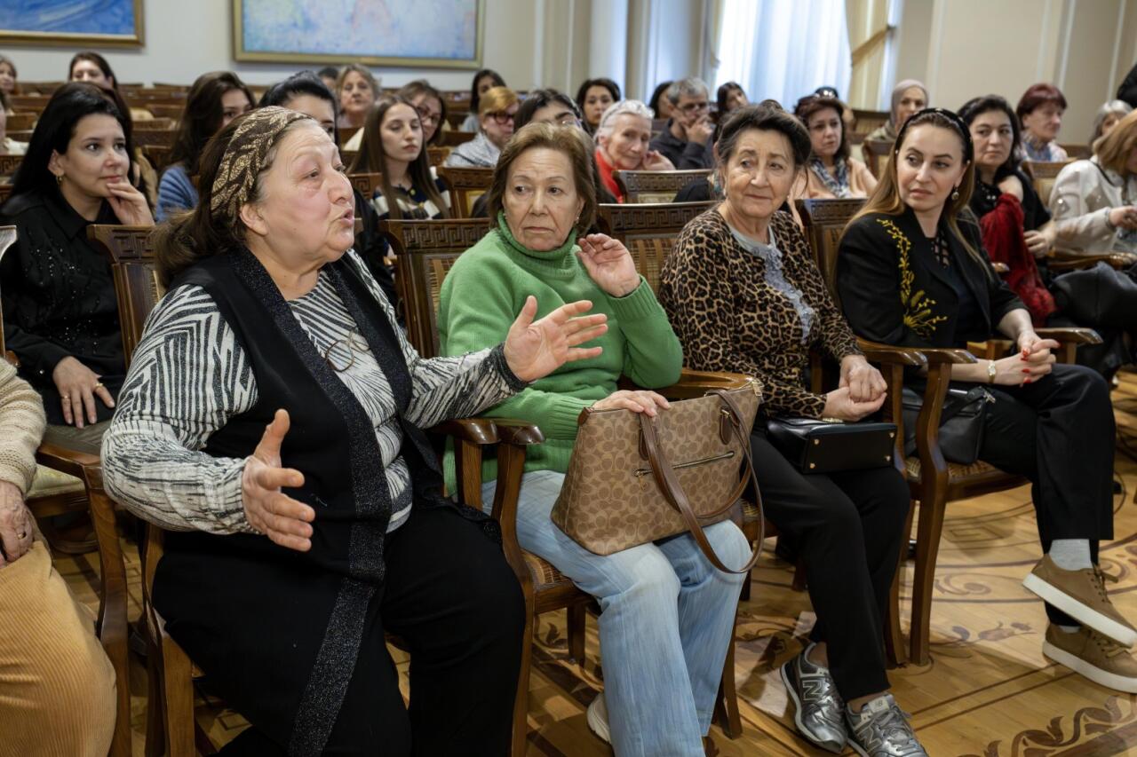 "Рождение сюзане" - в Баку познакомились с древней узбекской техникой вышивки