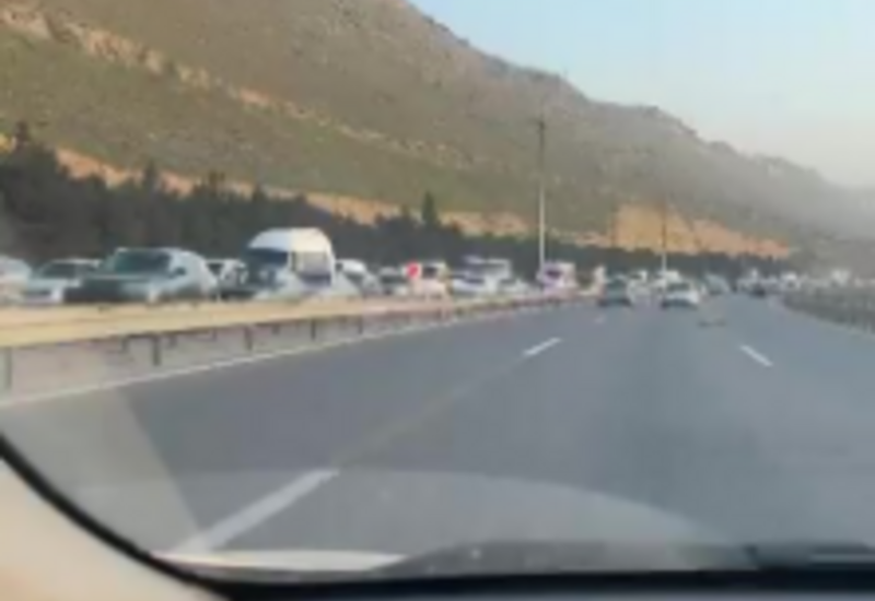 Массовая пробка у въезда в Баку