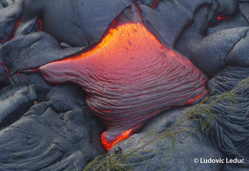 Люди собираются посмотреть на редкое явление