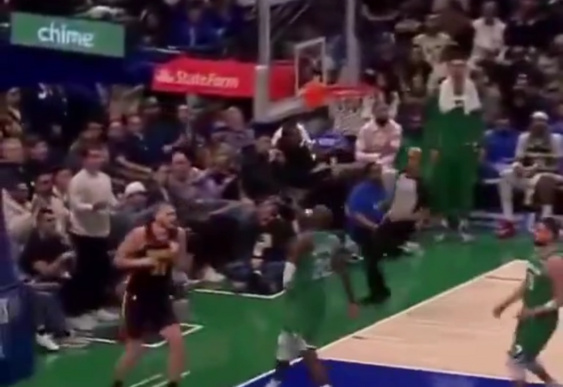 Баскетболист случайно забросил мяч в кольцо через всю площадку