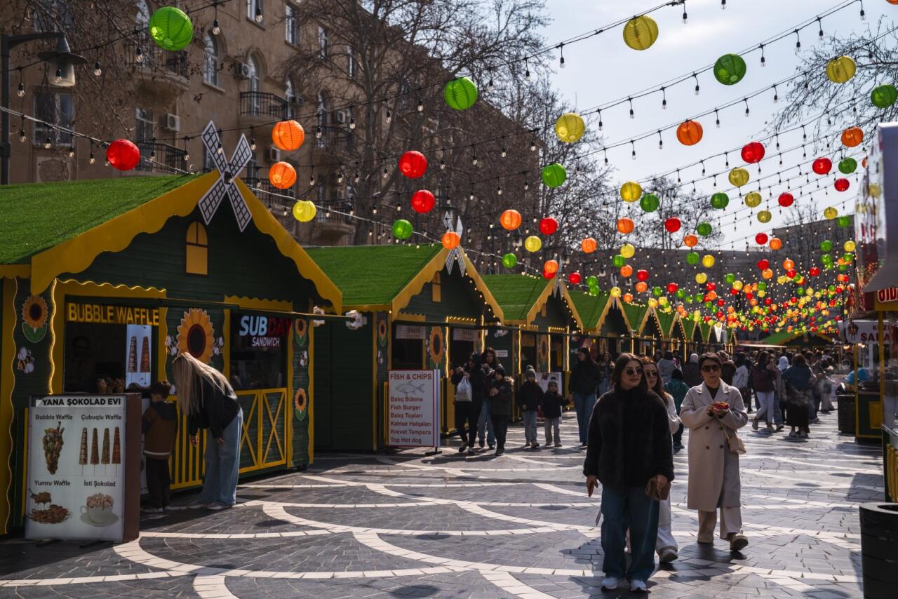 При организации Фонда Nargis проходит традиционная благотворительная ярмарка "Torpaq Əlimdə, Bahar Ürəyimdə"