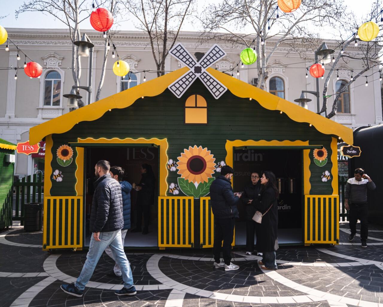 При организации Фонда Nargis проходит традиционная благотворительная ярмарка "Torpaq Əlimdə, Bahar Ürəyimdə"