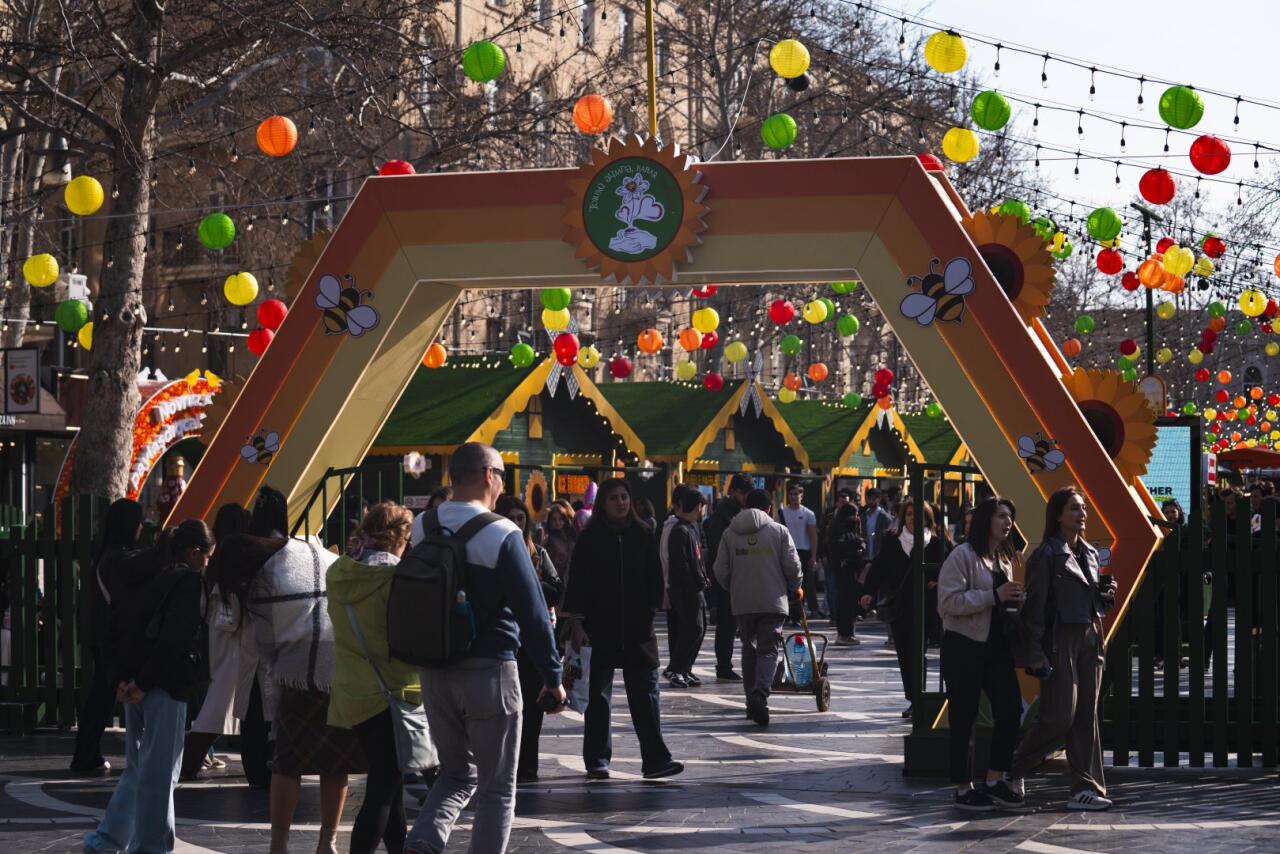 При организации Фонда Nargis проходит традиционная благотворительная ярмарка "Torpaq Əlimdə, Bahar Ürəyimdə"