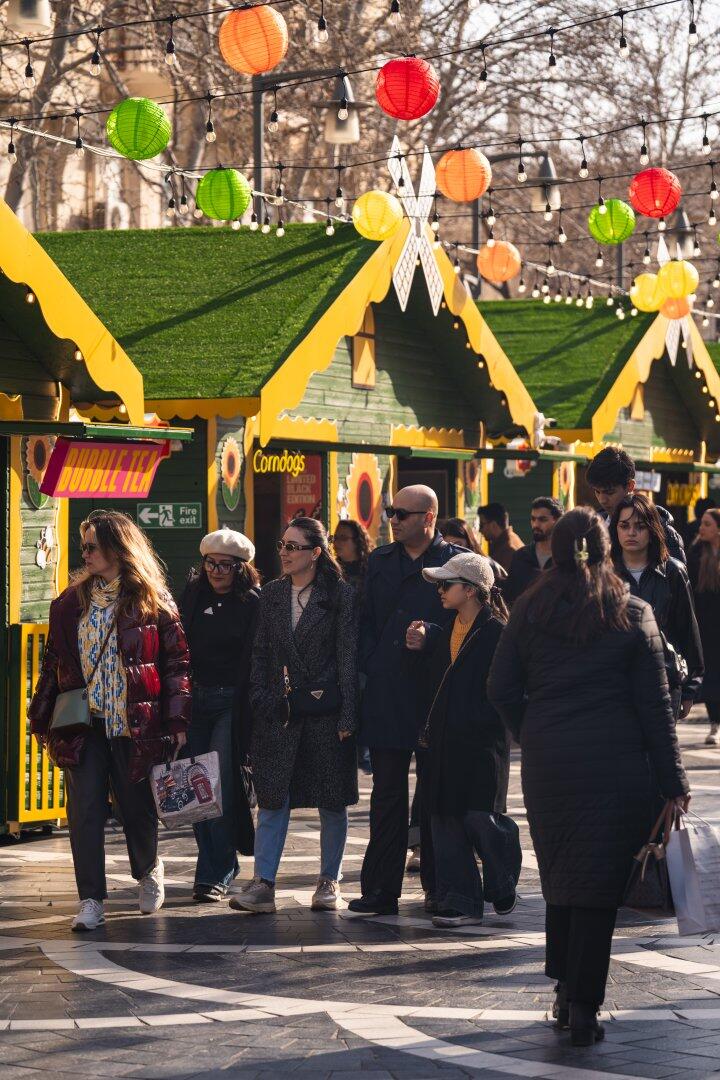 При организации Фонда Nargis проходит традиционная благотворительная ярмарка "Torpaq Əlimdə, Bahar Ürəyimdə"