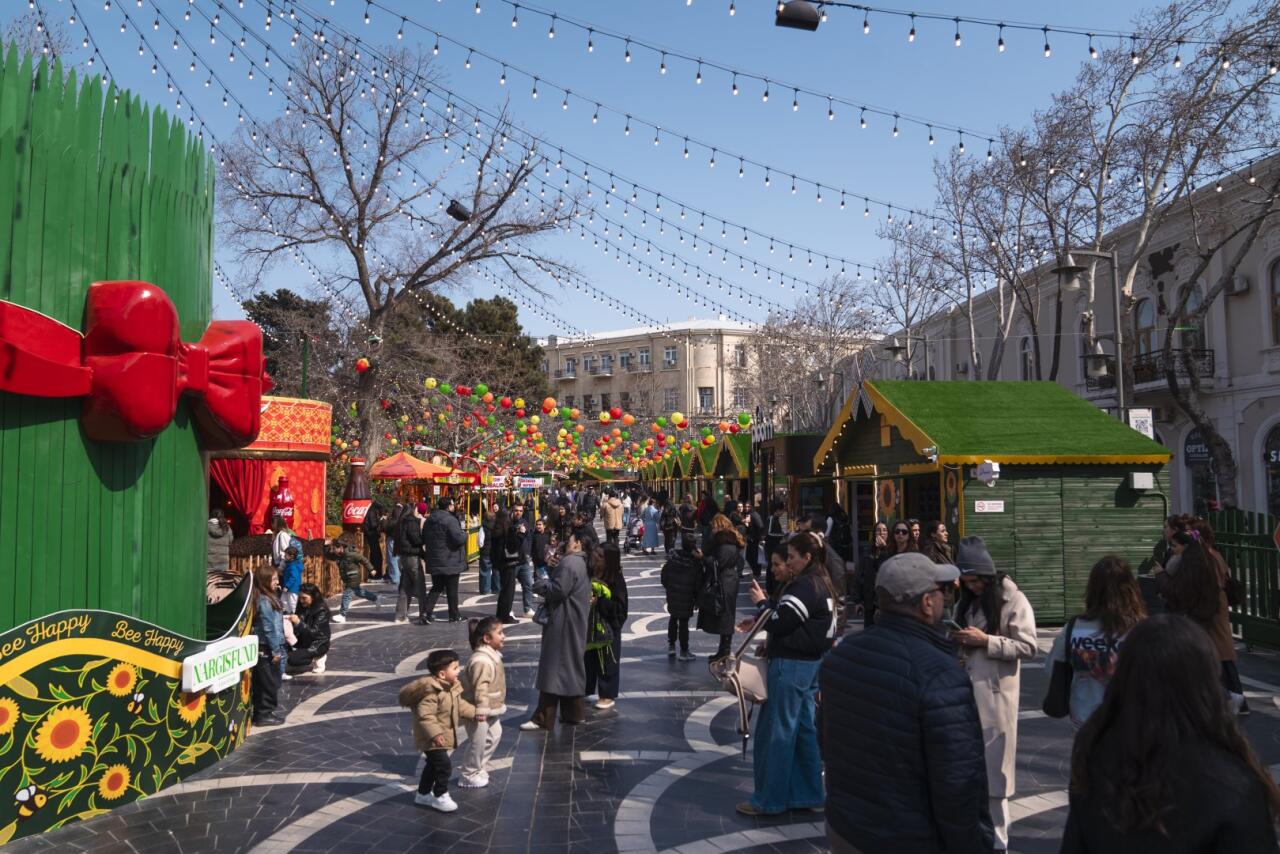 При организации Фонда Nargis проходит традиционная благотворительная ярмарка "Torpaq Əlimdə, Bahar Ürəyimdə"