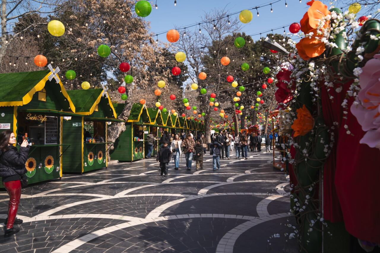 При организации Фонда Nargis проходит традиционная благотворительная ярмарка "Torpaq Əlimdə, Bahar Ürəyimdə"