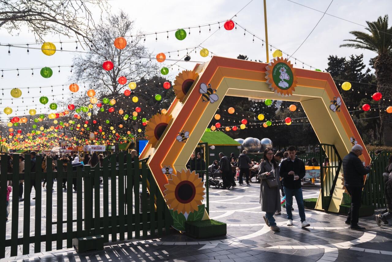 При организации Фонда Nargis проходит традиционная благотворительная ярмарка "Torpaq Əlimdə, Bahar Ürəyimdə"