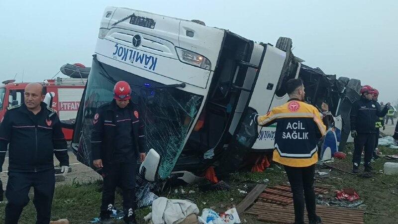 В Турции перевернулся автобус,