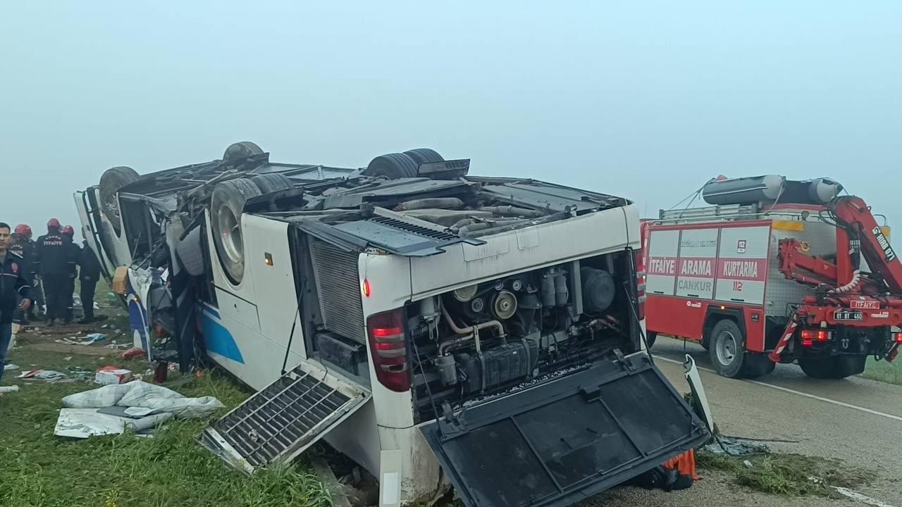 В Турции перевернулся автобус,