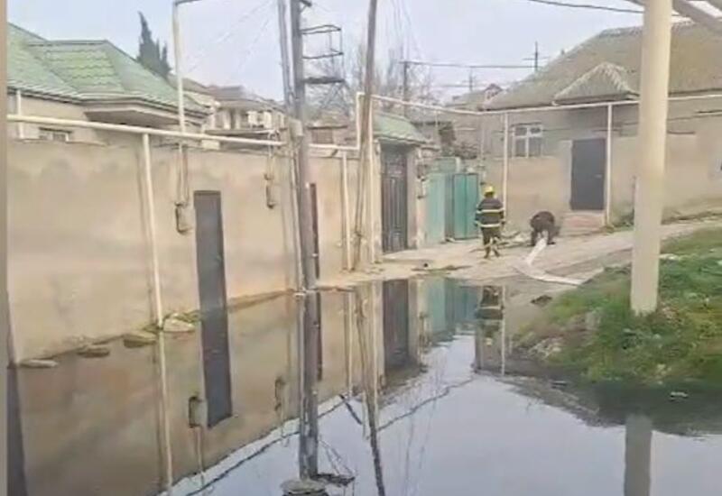 В Баку обрушился канализационный коллектор, некоторые дома затопило