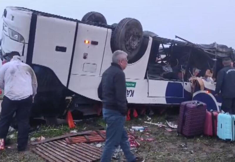 В Турции перевернулся автобус,