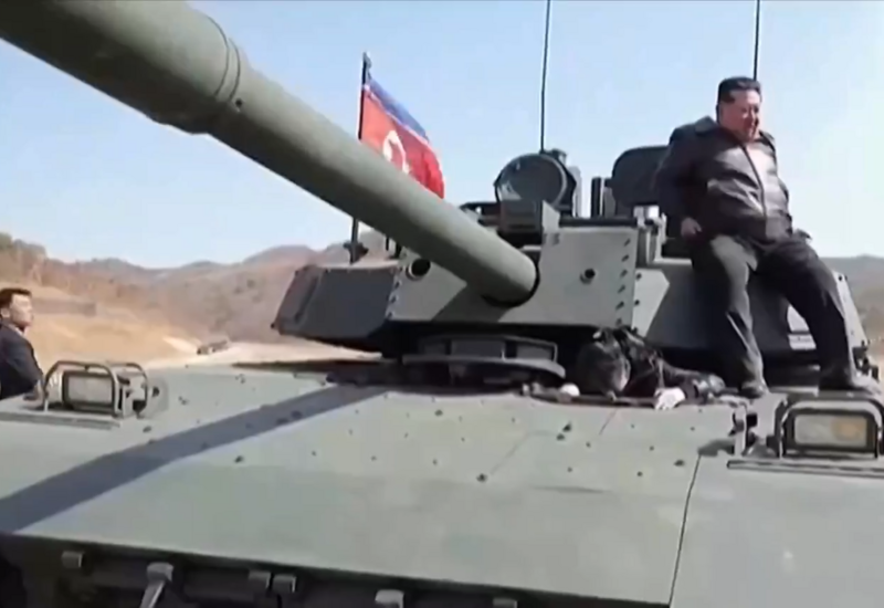 Ким Чен Ын вместе с дочерью прокатился на танке