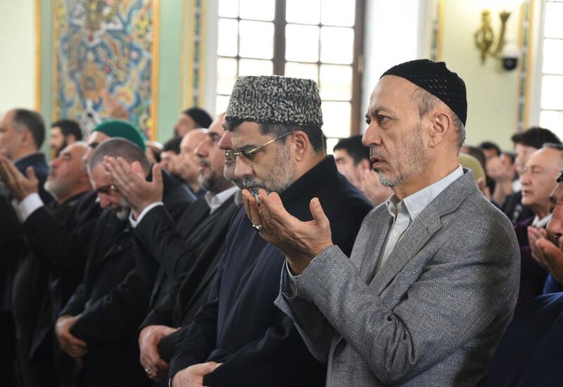 В мечети Тезепир совершили праздничный намаз