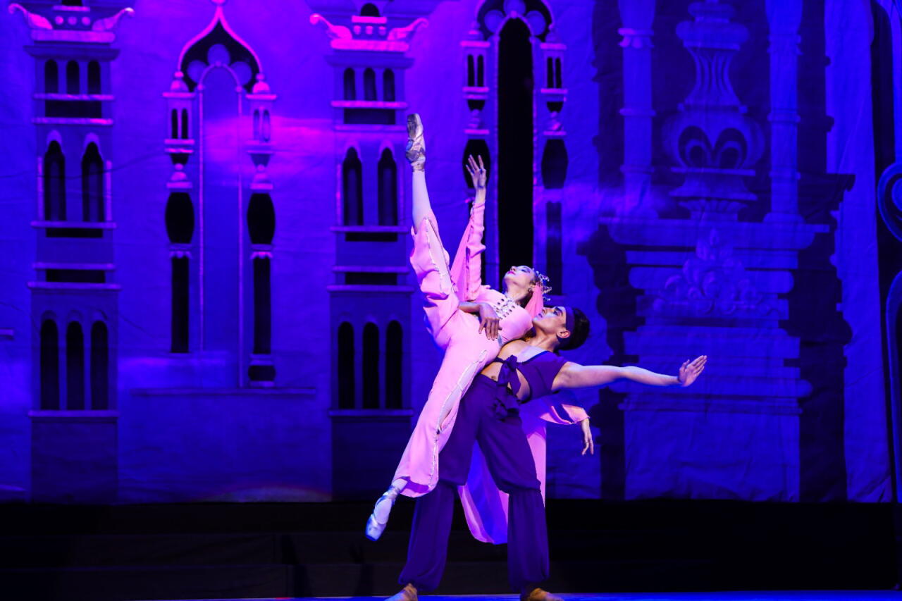 В Баку состоялся показ знаменитого балета "Тысяча и одна ночь"
