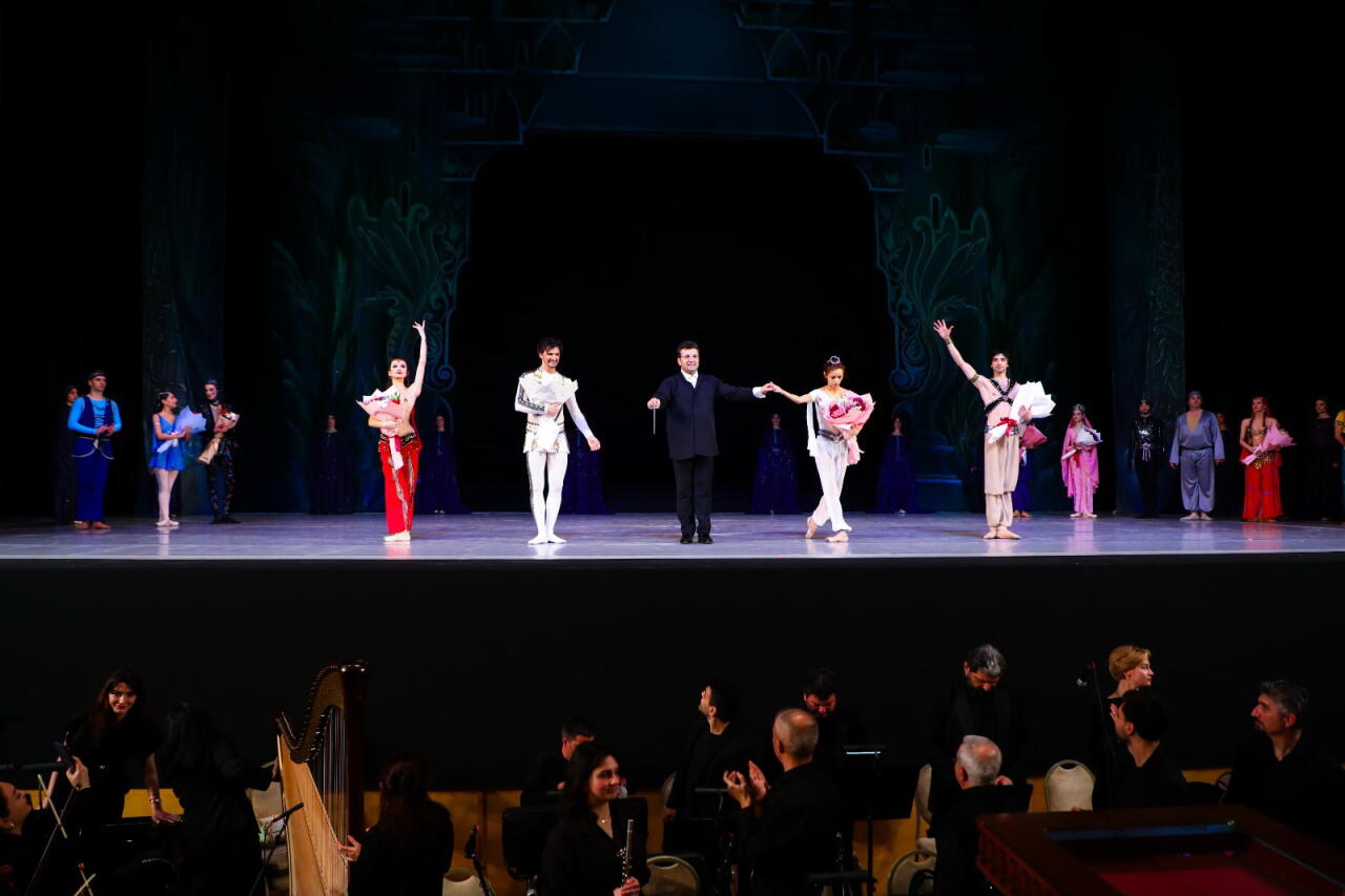 В Баку состоялся показ знаменитого балета "Тысяча и одна ночь"