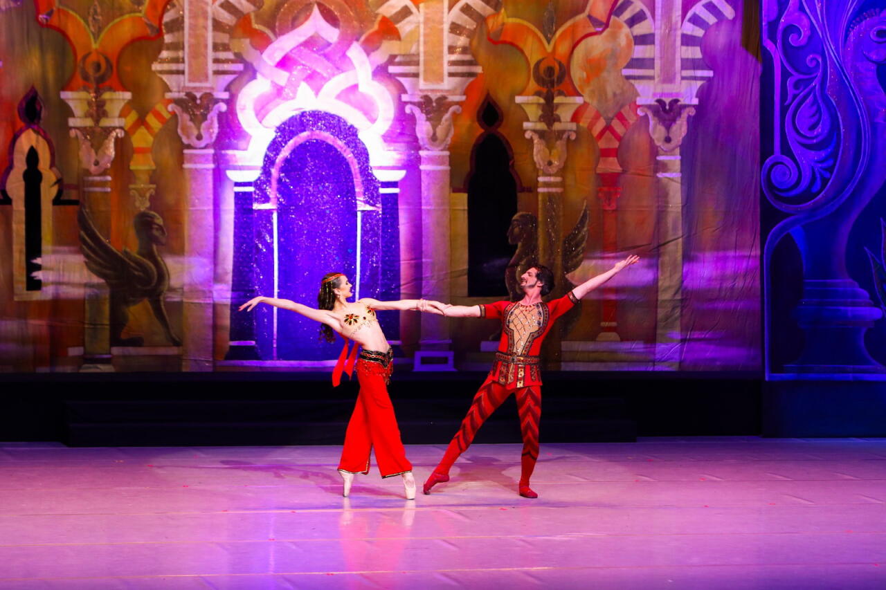 В Баку состоялся показ знаменитого балета "Тысяча и одна ночь"