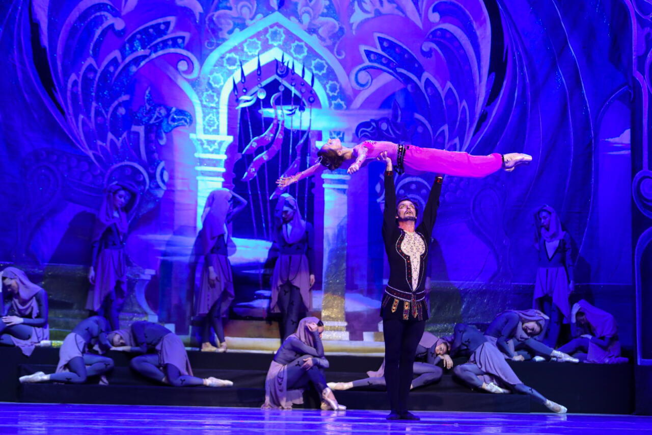В Баку состоялся показ знаменитого балета "Тысяча и одна ночь"