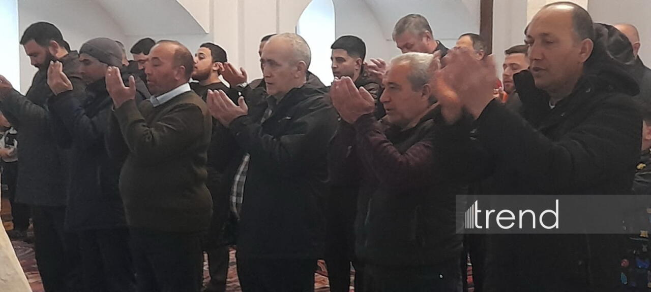 В Агдамской Джума-мечети совершен праздничный намаз