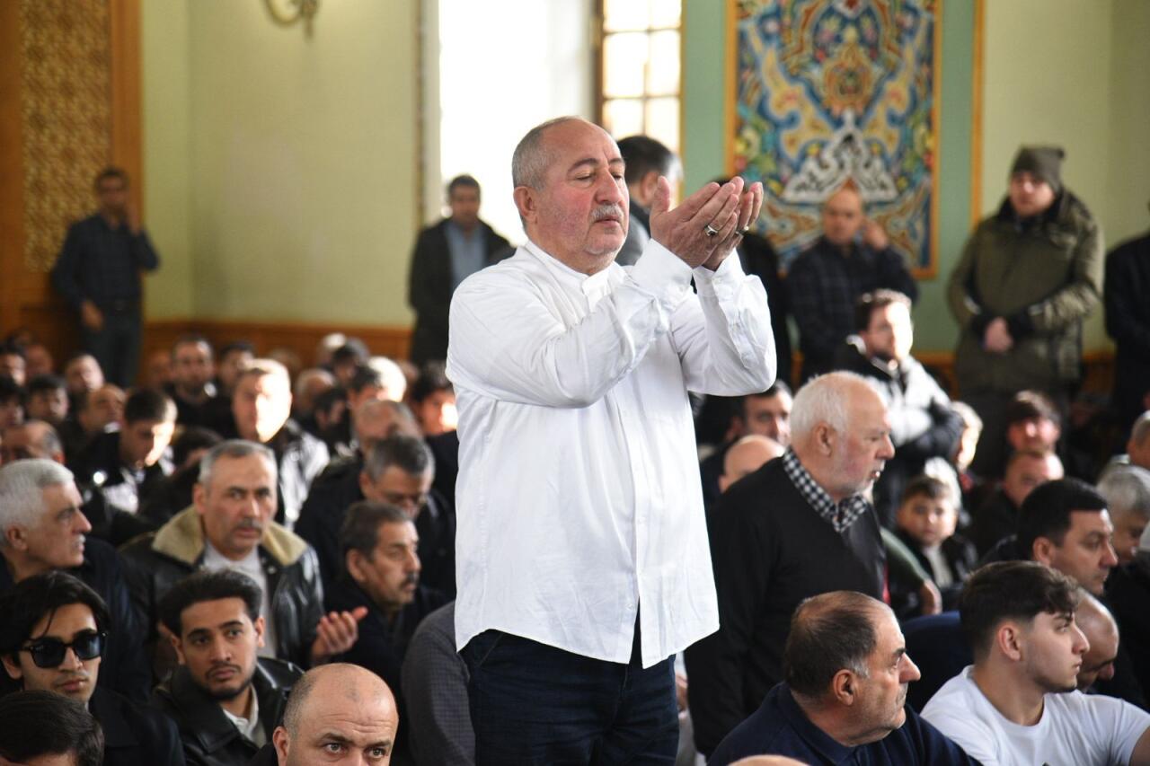 В мечети Тезепир совершили праздничный намаз