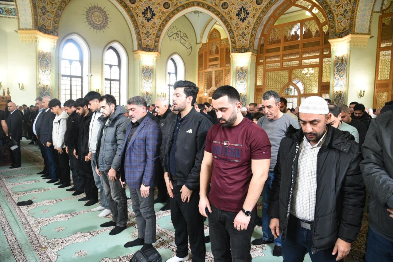 В мечети Тезепир совершили праздничный намаз