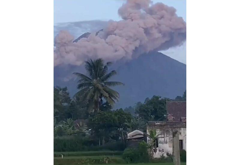 Извержение вулкана Семеру в Индонезии