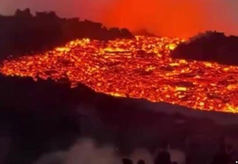 Один из самых активных вулканов в мире продолжает извергаться