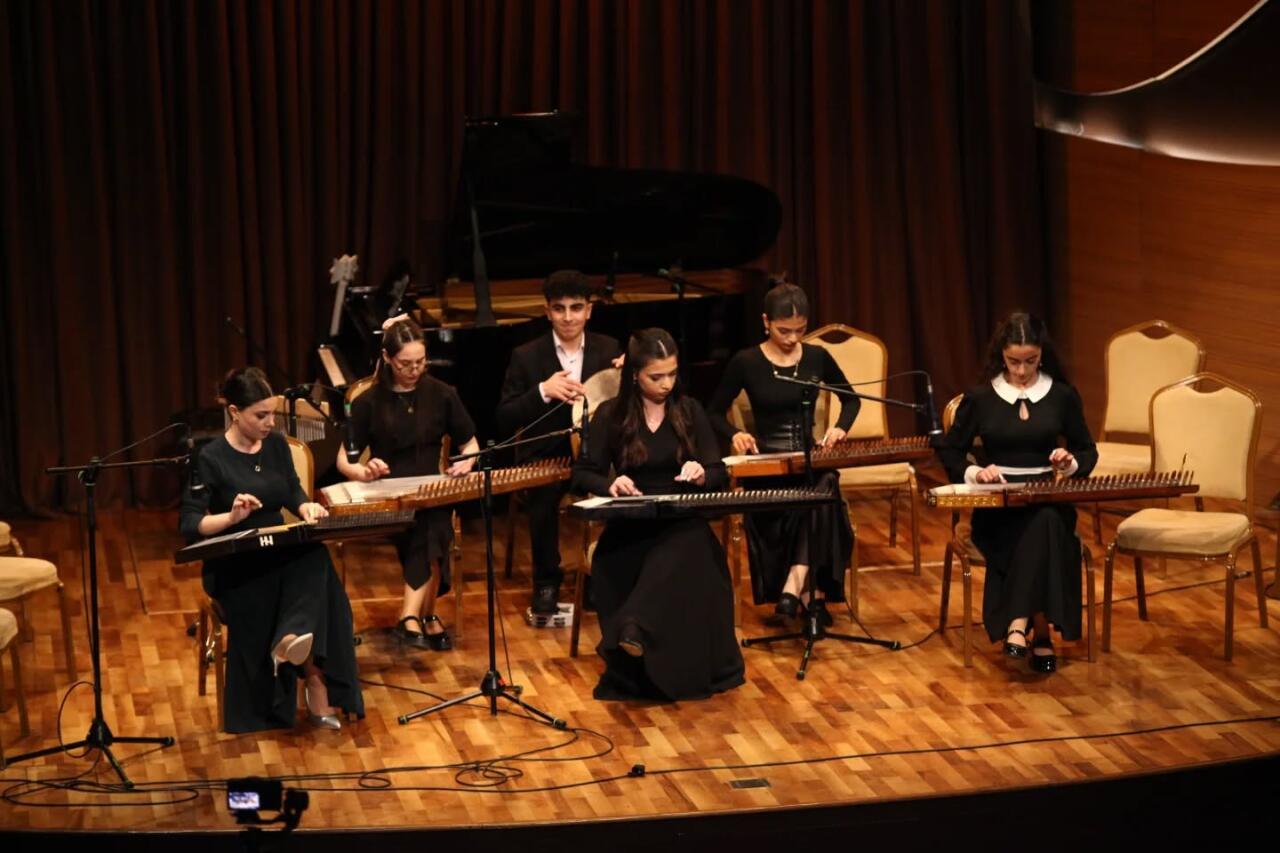 Особая любовь азербайджанской молодежи к народным музыкальным инструментам