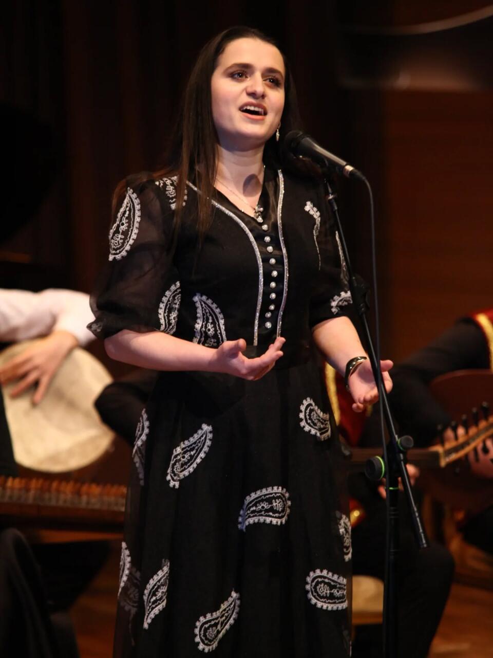 Особая любовь азербайджанской молодежи к народным музыкальным инструментам