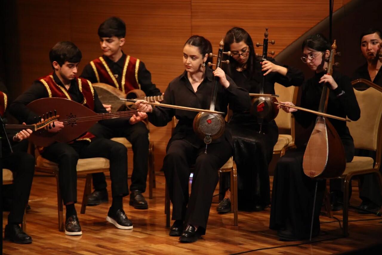 Особая любовь азербайджанской молодежи к народным музыкальным инструментам