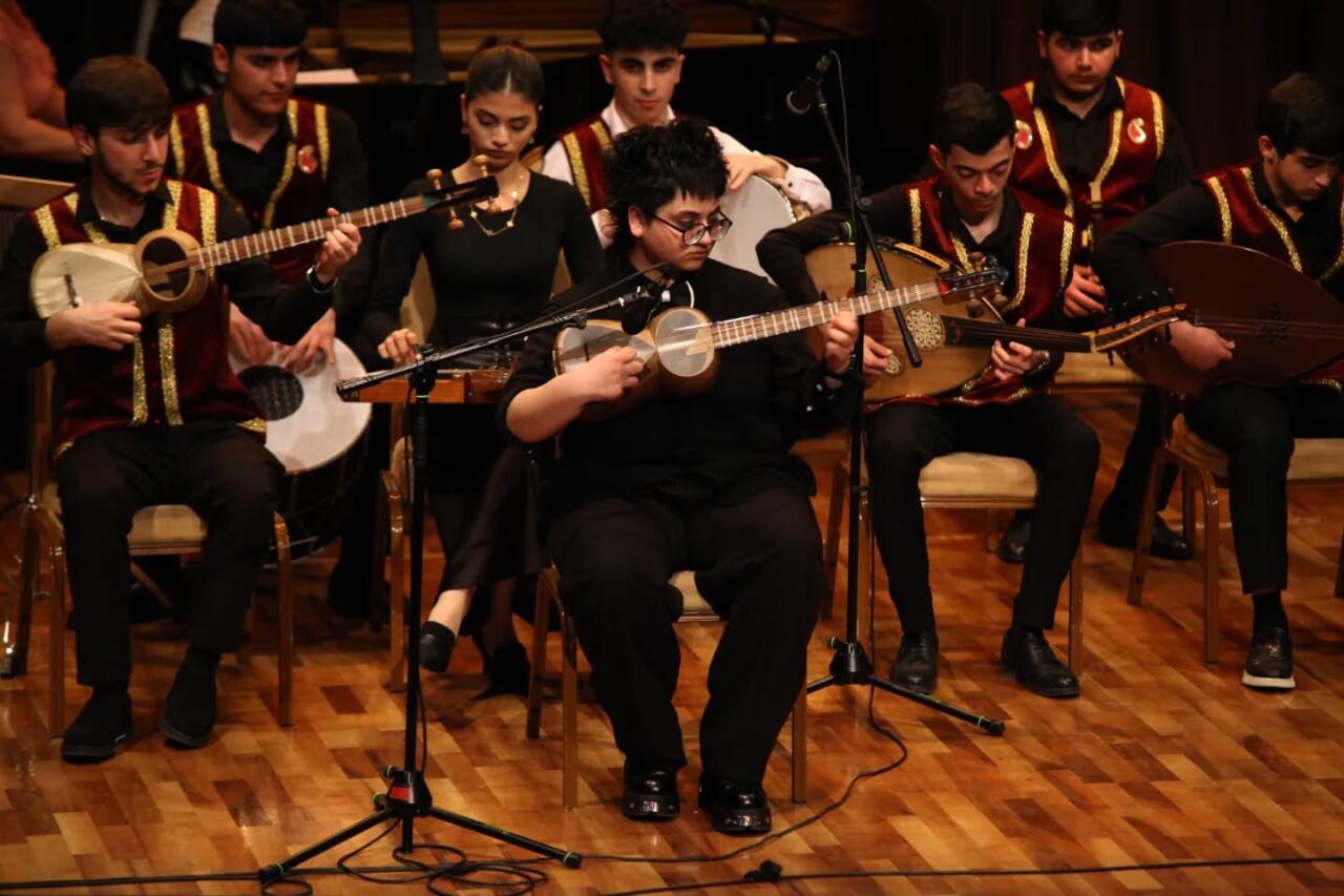 Особая любовь азербайджанской молодежи к народным музыкальным инструментам