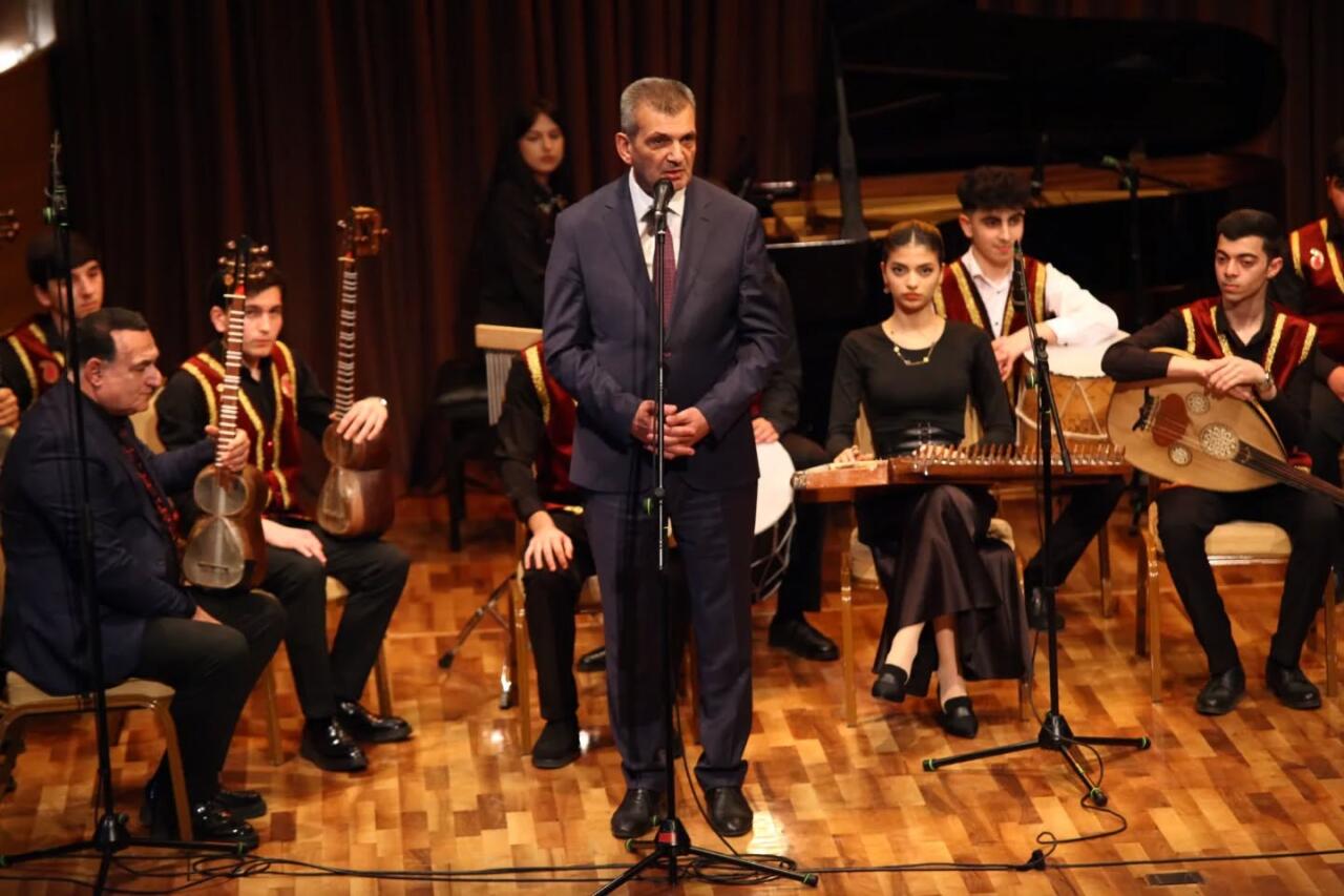 Особая любовь азербайджанской молодежи к народным музыкальным инструментам