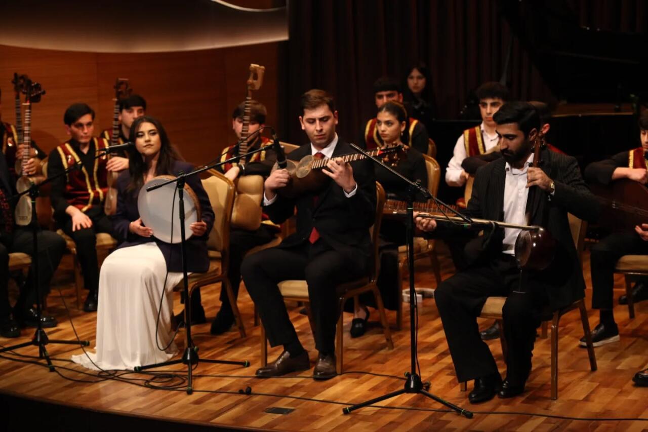 Особая любовь азербайджанской молодежи к народным музыкальным инструментам