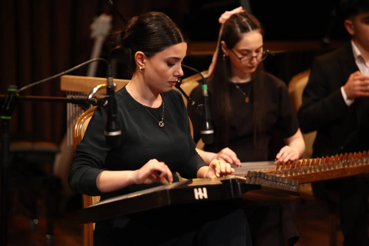 Особая любовь азербайджанской молодежи к народным музыкальным инструментам