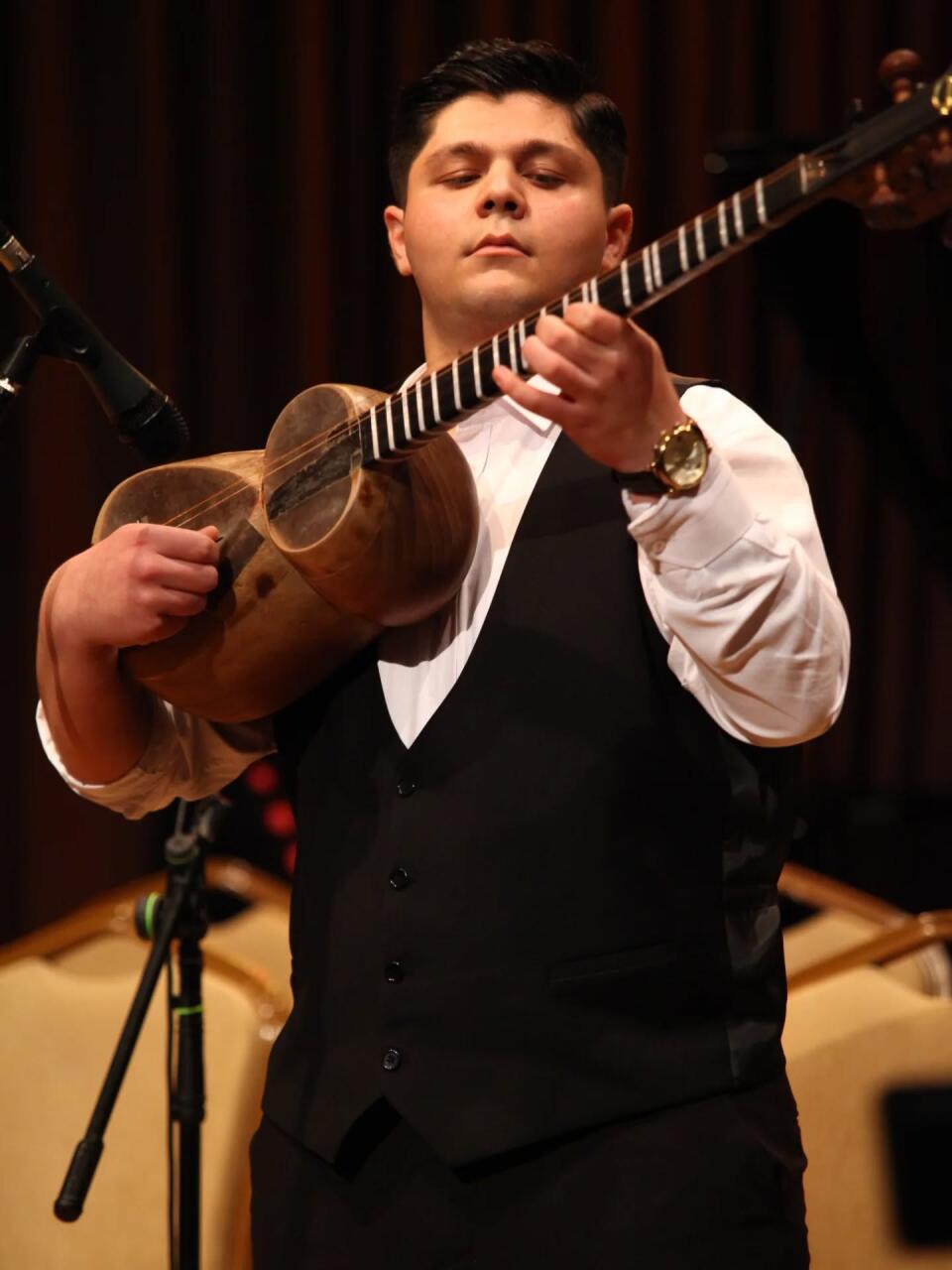 Особая любовь азербайджанской молодежи к народным музыкальным инструментам