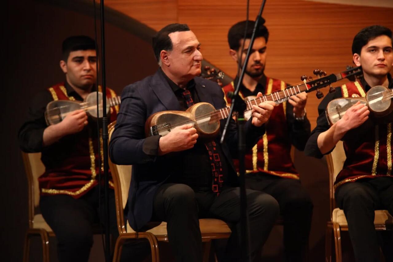 Особая любовь азербайджанской молодежи к народным музыкальным инструментам