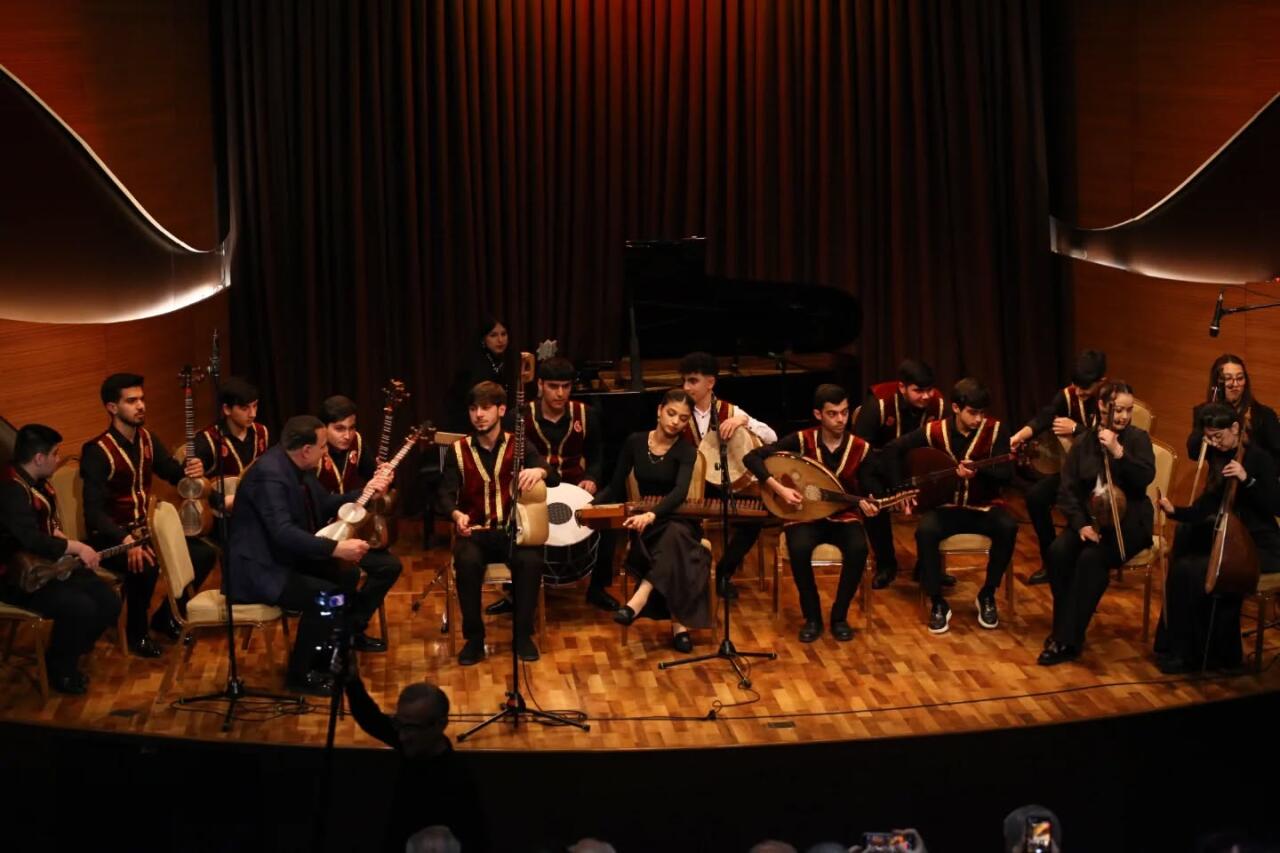 Особая любовь азербайджанской молодежи к народным музыкальным инструментам