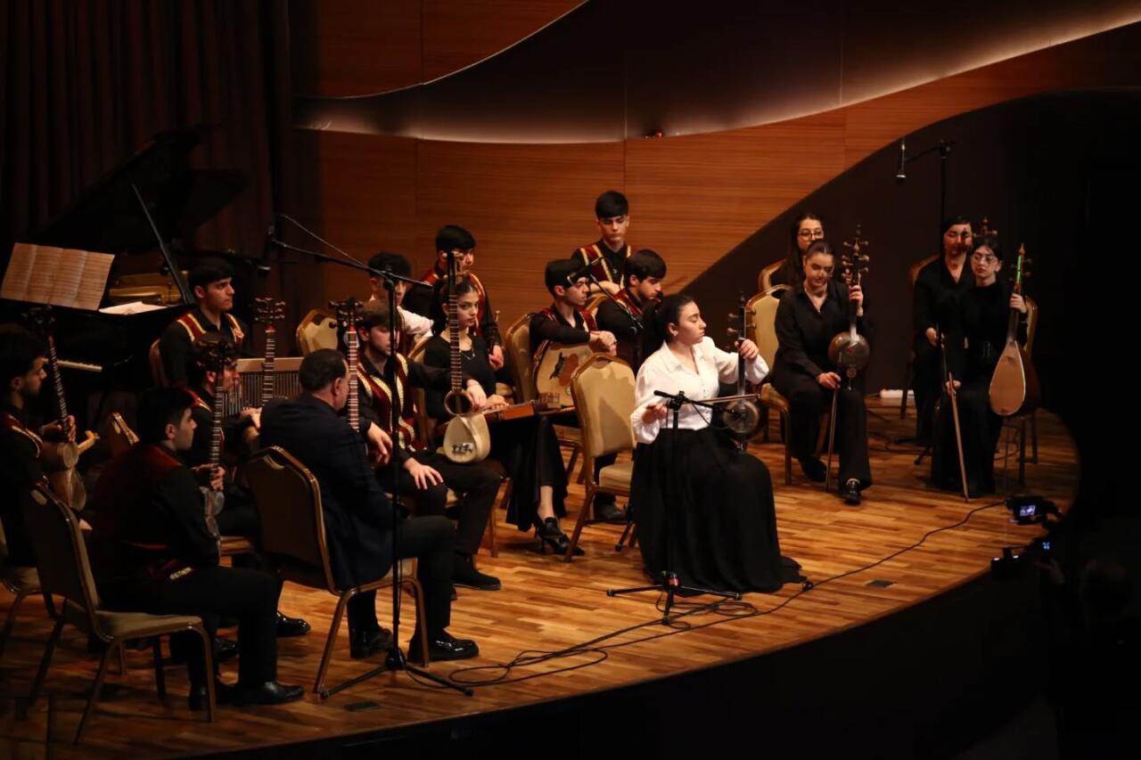 Особая любовь азербайджанской молодежи к народным музыкальным инструментам