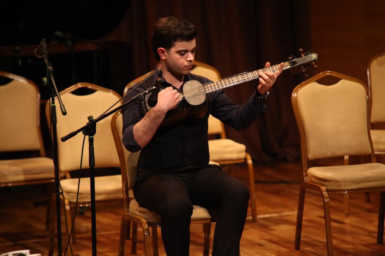 Особая любовь азербайджанской молодежи к народным музыкальным инструментам