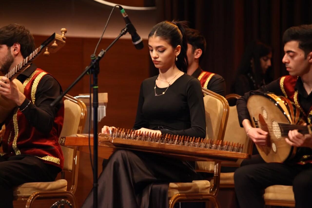 Особая любовь азербайджанской молодежи к народным музыкальным инструментам