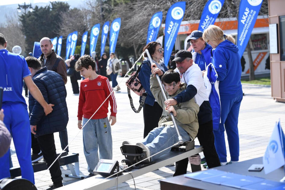 Новруз на Каспии - парад скутеров и парусников