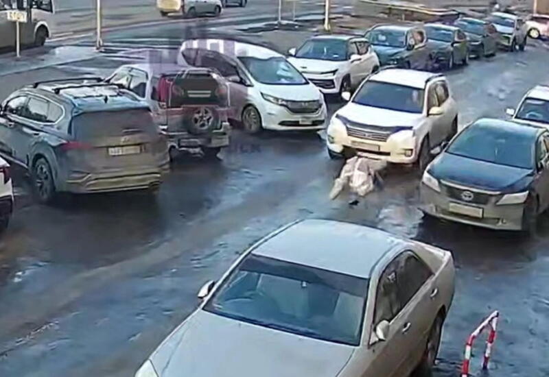 Девочка поскользнулась и залетела под машину