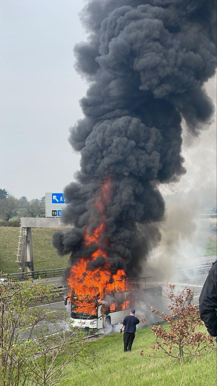 Автобус с фанатами "Манчестер Сити" загорелся